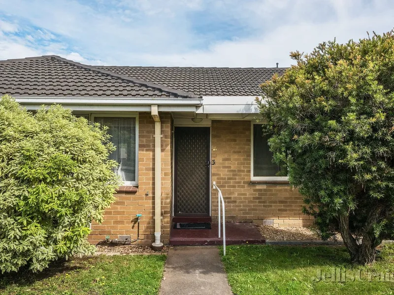 COMFORTABLE 2 BEDROOM UNIT IN A GREAT LOCATION