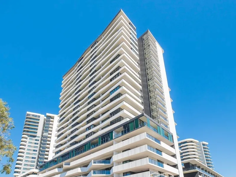 LARGE CORNER POSITION WITH WATER & CITY VIEWS!