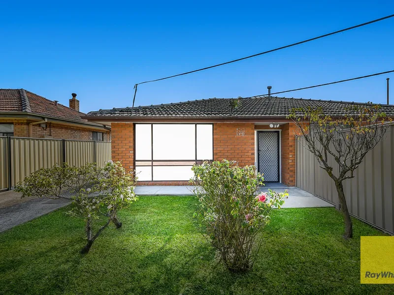 FULLY RENOVATED UNIT IN A SUPERB LOCATION!!