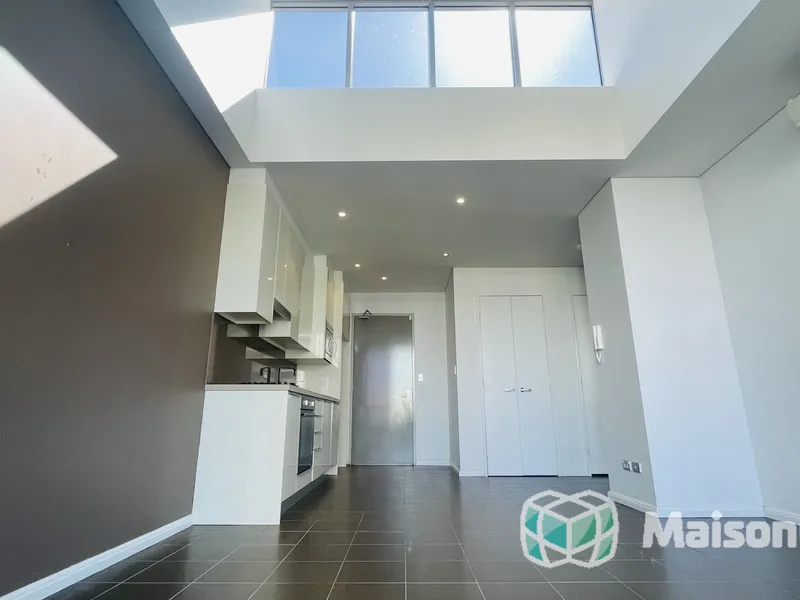 Top Floor Sunny 1 Bedroom (NO CAR SPACE)