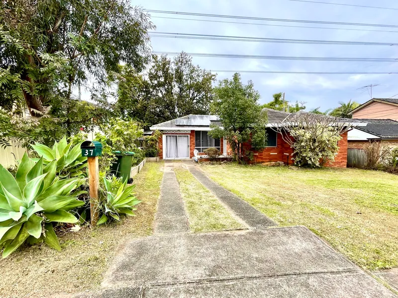 Good Size family home in the Convenience location!!!