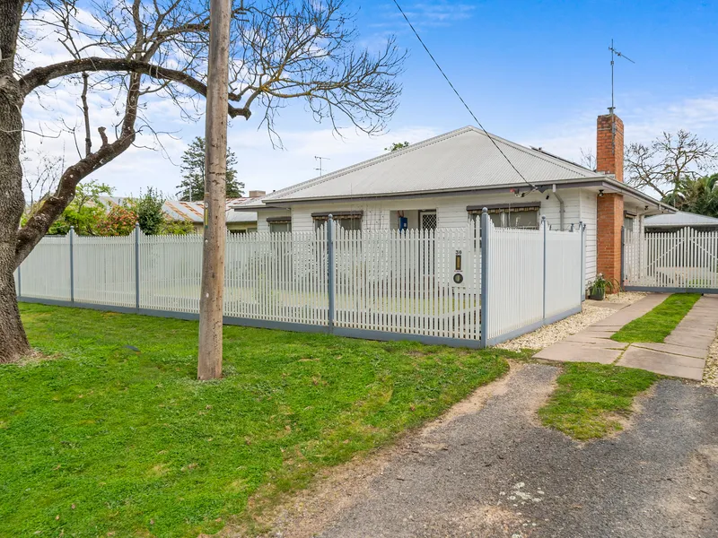 Spacious 4 bedroom Home In Highly Sought After West Location!