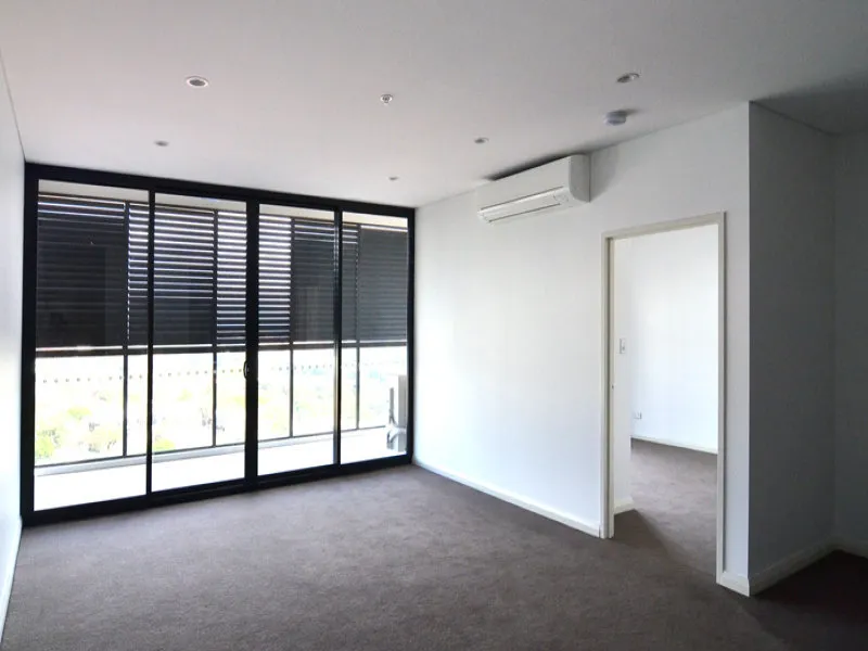 Sub-Penthouse Level Apartment With Spectacular Views!! Fully Furnished