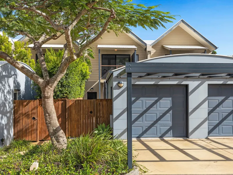 TOP LOCATION - WALK TO TRAIN STATION, SHOPS & TOWN CENTRE