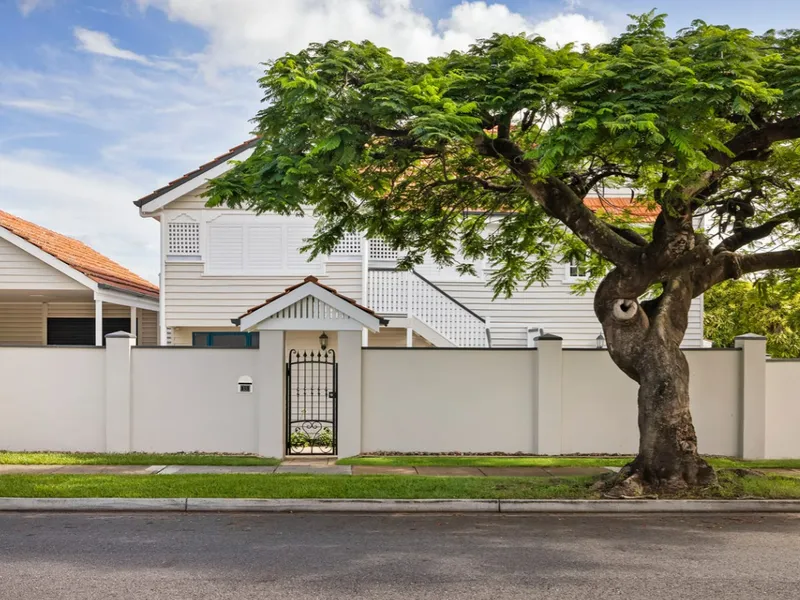 Charming Queenslander: Spacious, Versatile Dual Family Living