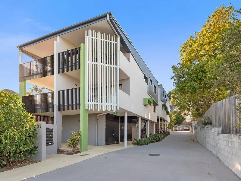 Private Access and Courtyard!