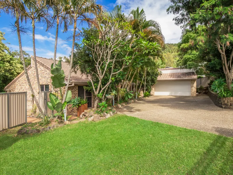 Large family home on over 2,000m2! Potential for dual living!