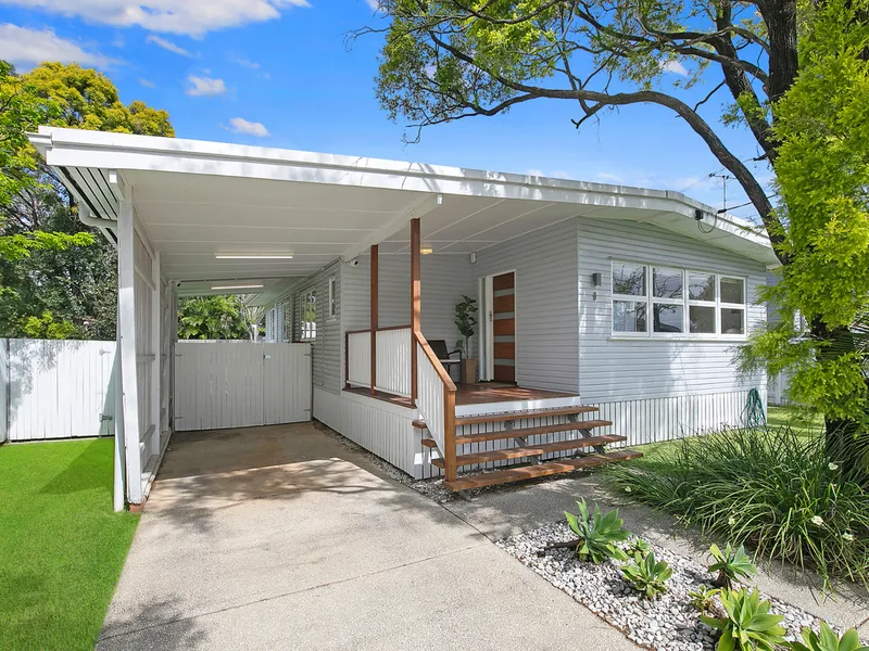 Quaint, air conditioned cottage with the wow factor – bring the boat or caravan!