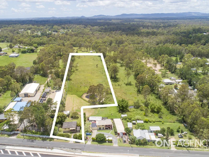 ACREAGE LIVING ON 1.88 HECTARES!!