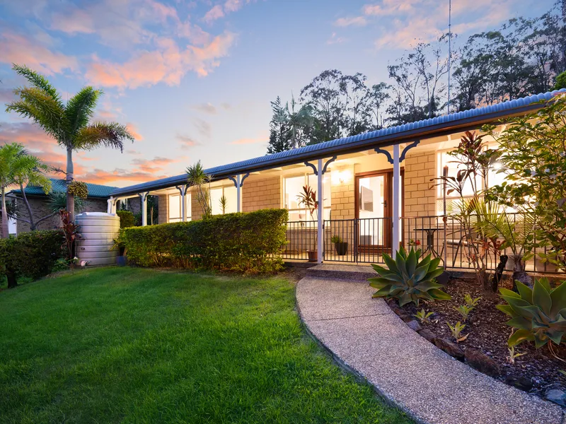 LARGE FAMILY HOME BACKING ONTO A RESERVE - AUCTION 15/01 UNLESS SOLD PRIOR