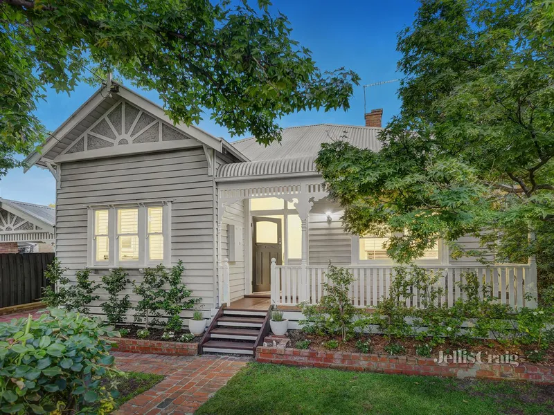 An elegant entertainer