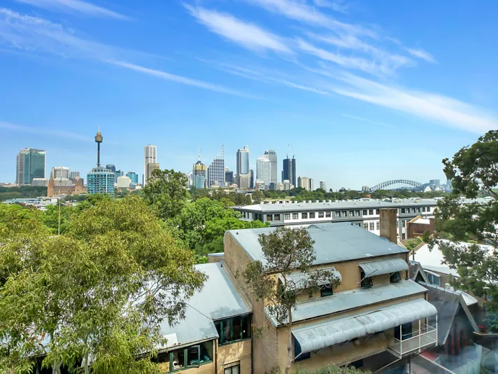 One bedroom apartment with harbour & city views