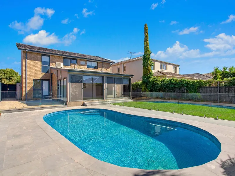 SPACIOUS FAMILY LIVING INSIDE & POOLSIDE | HODGES CAULFIELD