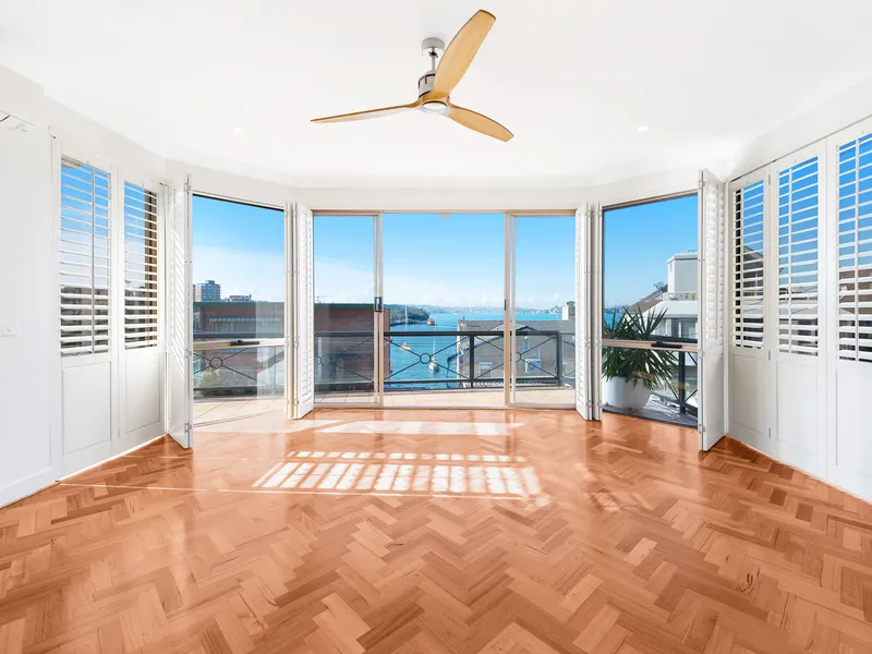 Elegant Entertainer In An Idyllic Waterside Locale With