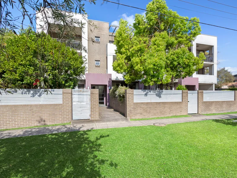 STYLISH GROUND FLOOR APARTMENT WITH VILLA APPEAL