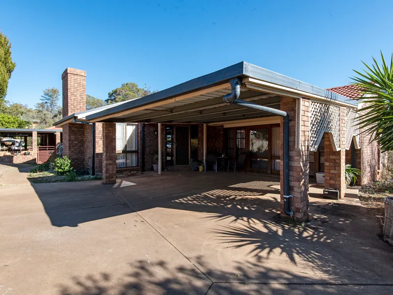 5 Bedroom, 3 Bathrooms Brick Home - Spoil Yourself!