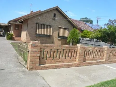 Well maintained family home in great location!