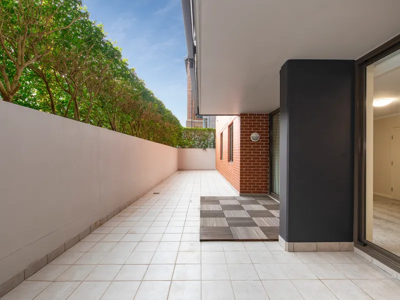 Oversized courtyard apartment