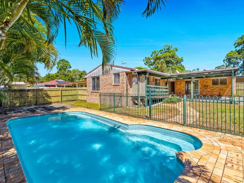 Low-set home on 807m2 with granny flat and pool!