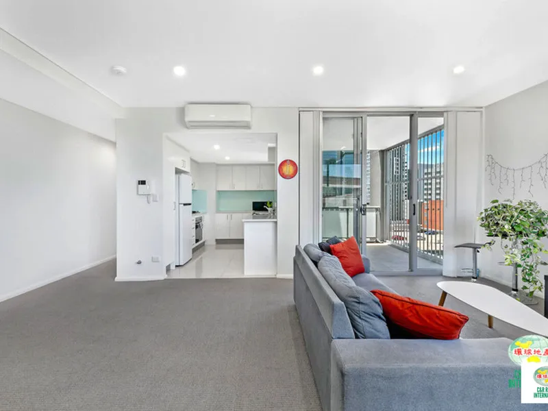 Modern 2 bedroom apartment across Parramatta Westfield