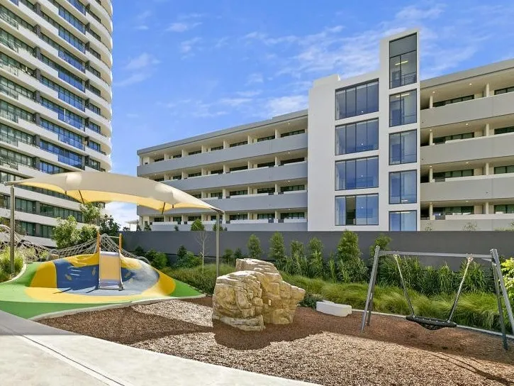 A CHIC WATERSIDE LIFESTYLE IN A PREMIUM COMMUNITY