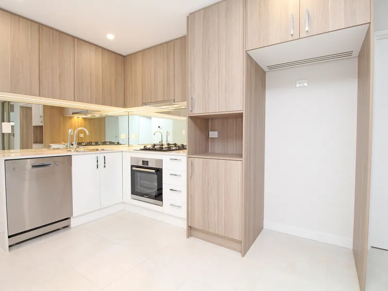 MODERN & FEATURE PACKED APARTMENT!