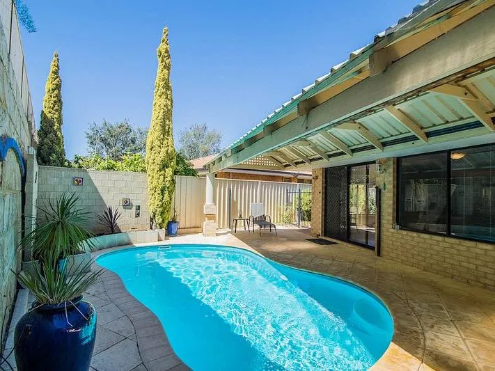 HUGE FAMILY HOME WITH NEW CARPETS AND SPARKLING POOL