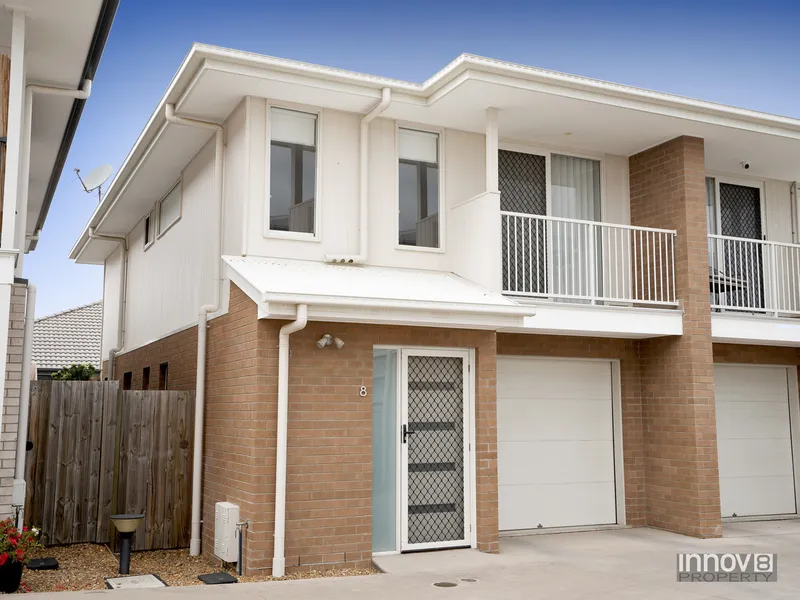 Enviable Location, Walk to the Lakes, Shops, Train and Schools