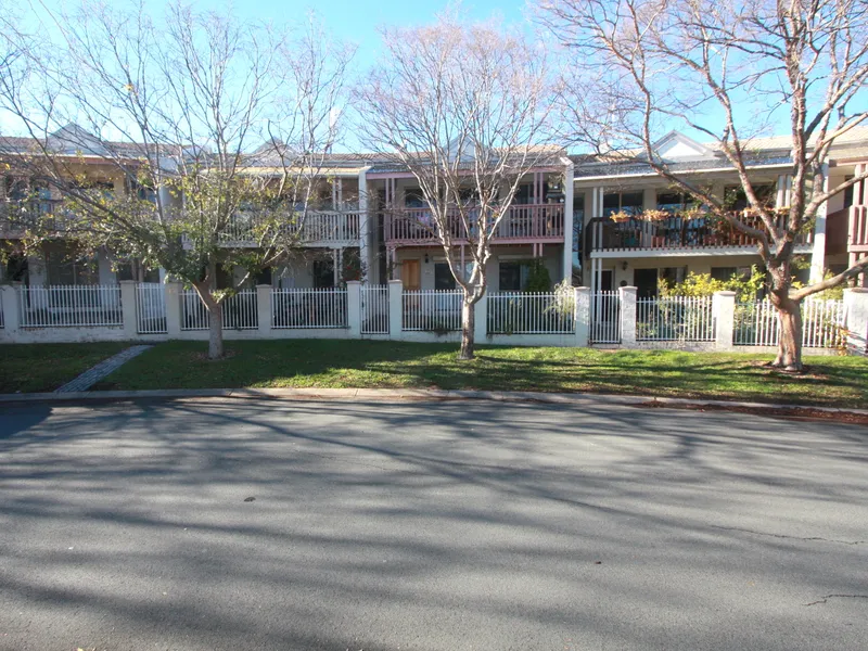 Three Bedroom Upgraded Townhouse - Perfect Location