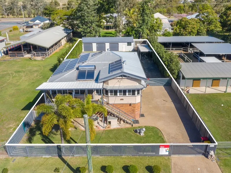 Queenslander Charm, A Family Favourite & 4 Bay Shed