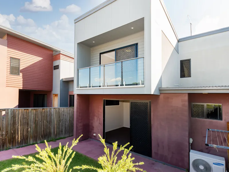 SPACIOUS TOWNHOUSE WITH DUCTED AIR!