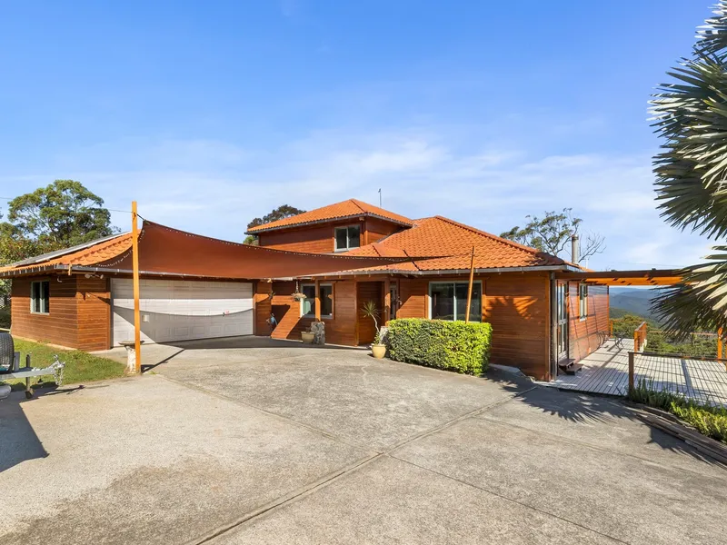 BREATHTAKING VIEWS - SPACIOUS FAMILY HOME - 9697m2 BLOCK - OPPORTUNITY TO BUILD A SECOND DWELLING