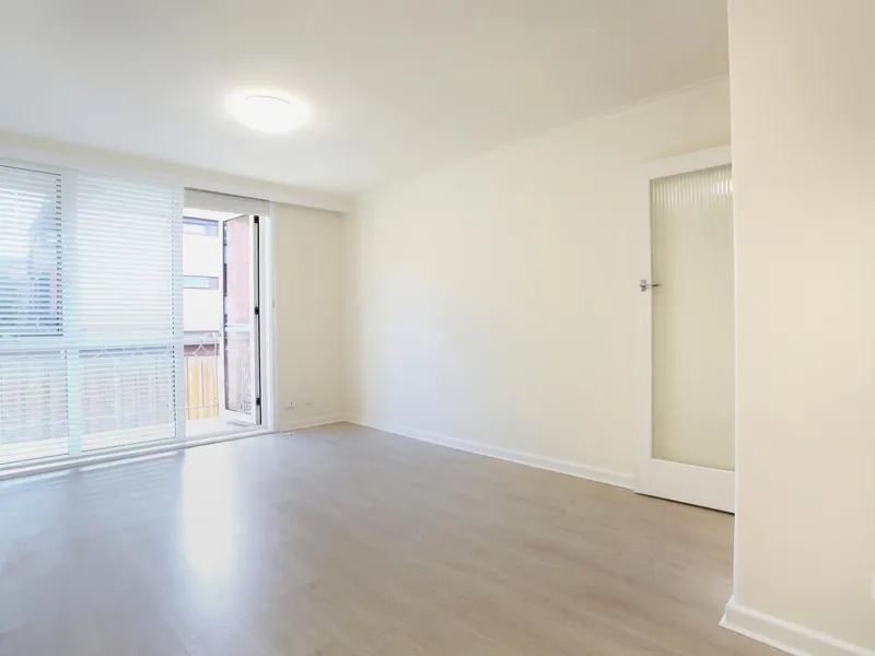 CITY FRINGE PARKLAND LOCATION - DOUBLE GLAZED EXCELLENT CONDITION- NO WATER BILLS