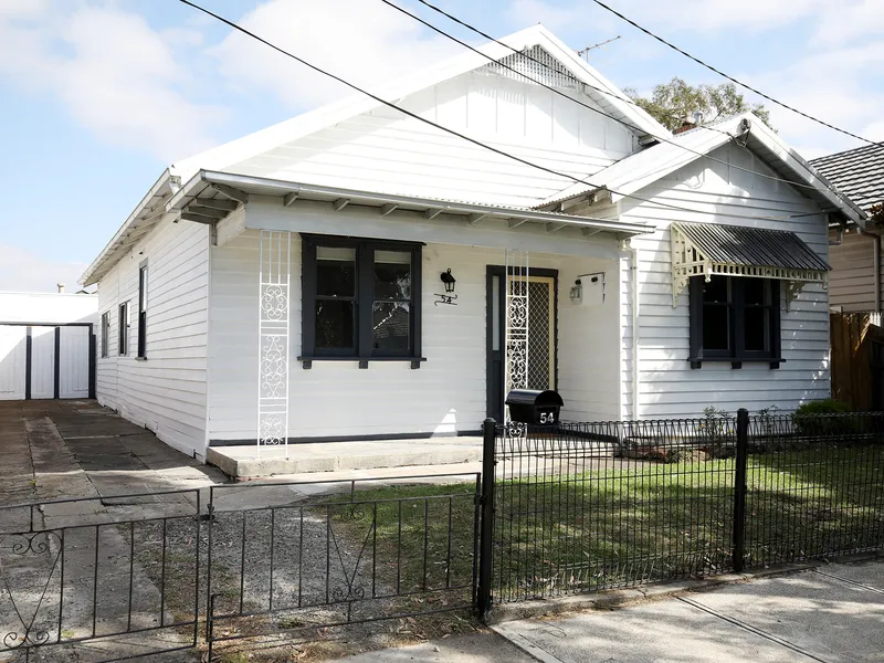 BEAUTIFULLY PRESENTED, NEWLY RENOVATED HOME!