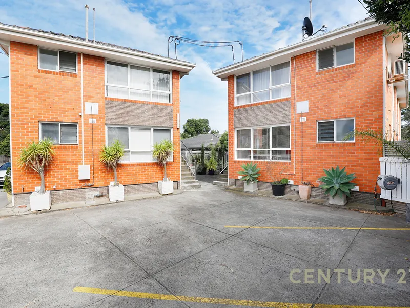 Live in or invest in this solid apartment!