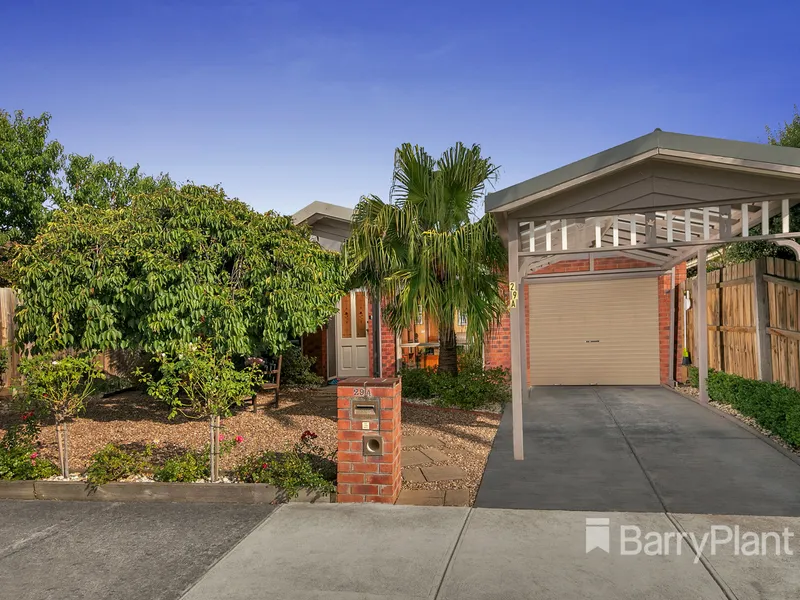 Neat and Complete - Close to Westfield and Train