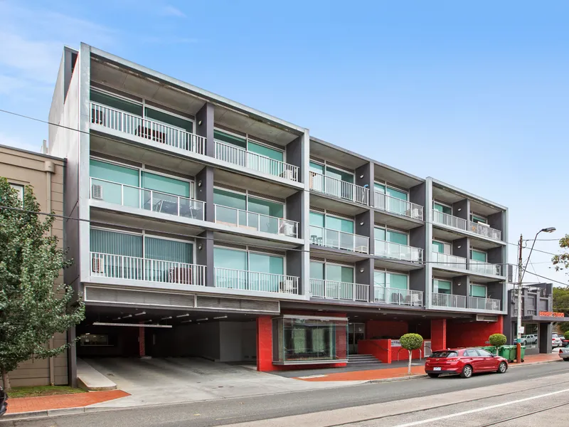 TOP FLOOR - FANTASTIC LOCATION !