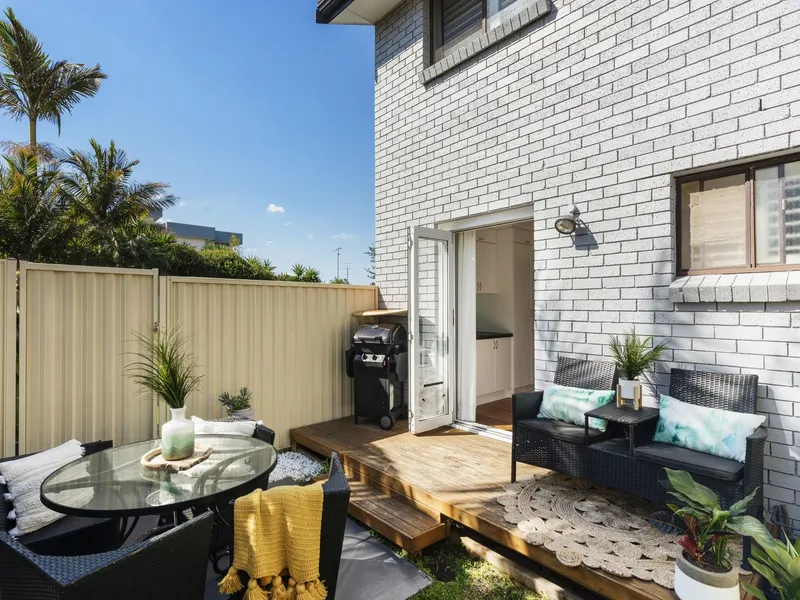 Renovated Townhouse with yard 100m to beach