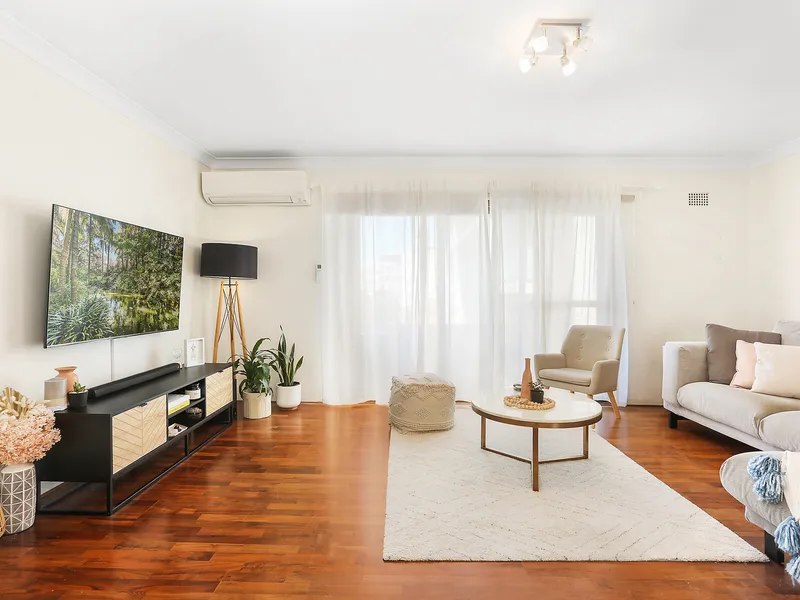 Park Life And Village Convenience, Renovated Boutique Top Floor Apartment