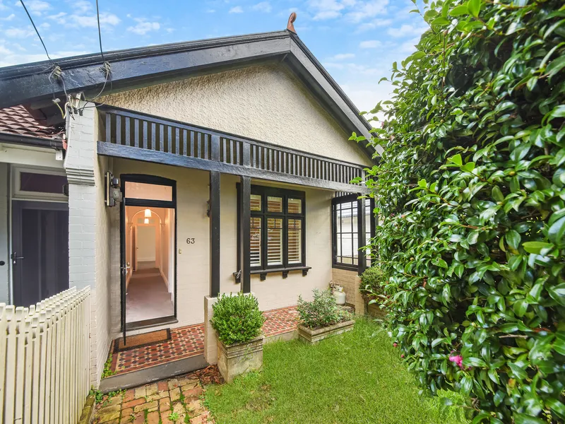 Charming Semi In a Fantastic Location 
