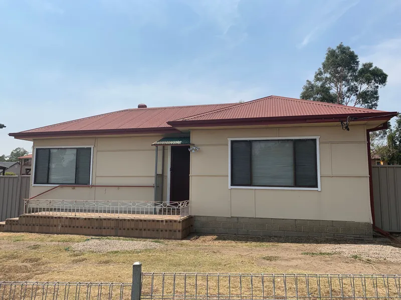 3 bedroom free standing house, right opposite Doonside station. NBN connected, Air conditioner, great value!