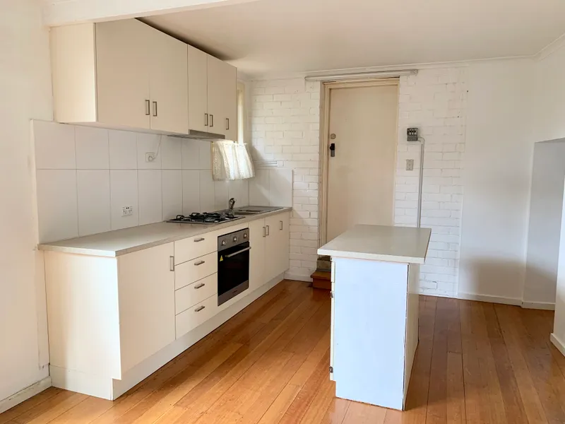 Bright 2 bedroom unit close to shops