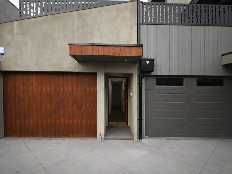 Luxurious Townhouse in a Perfect Location!
