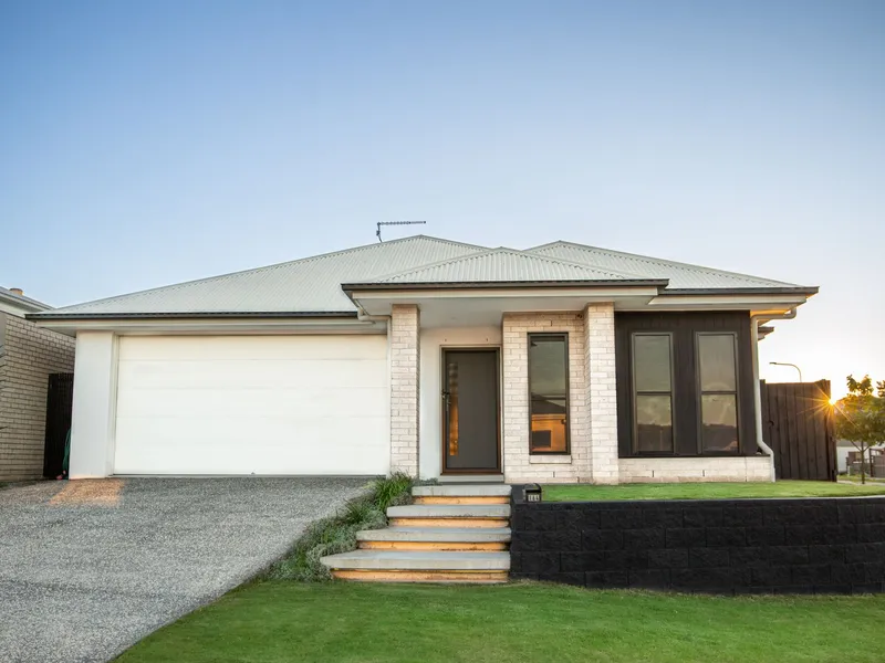 Luxurious 5 Bedroom Home With Pool + Solar + home gym + separate home office