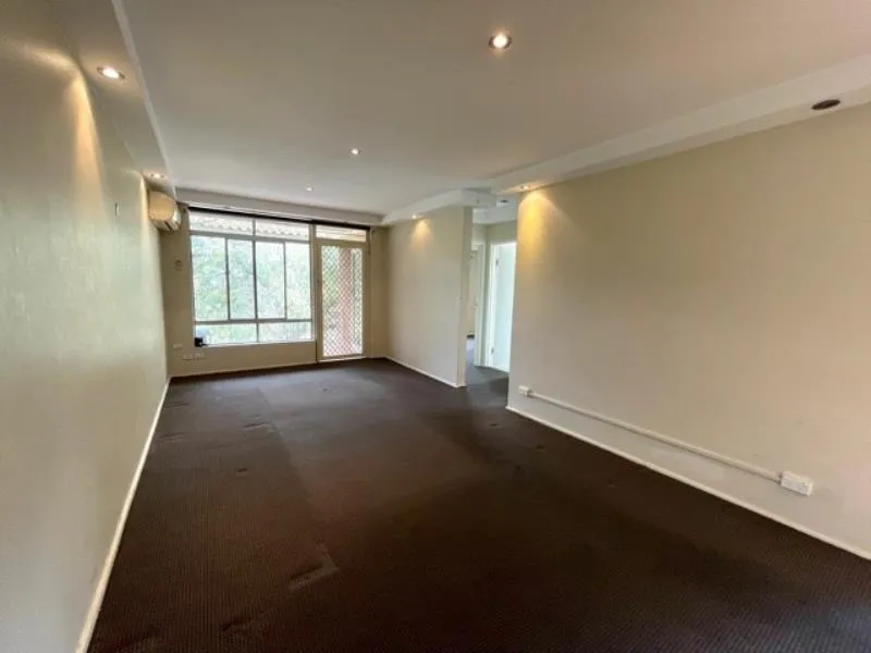 AIR CONDITIONED SPACIOUS TOP FLOOR APARTMENT!
