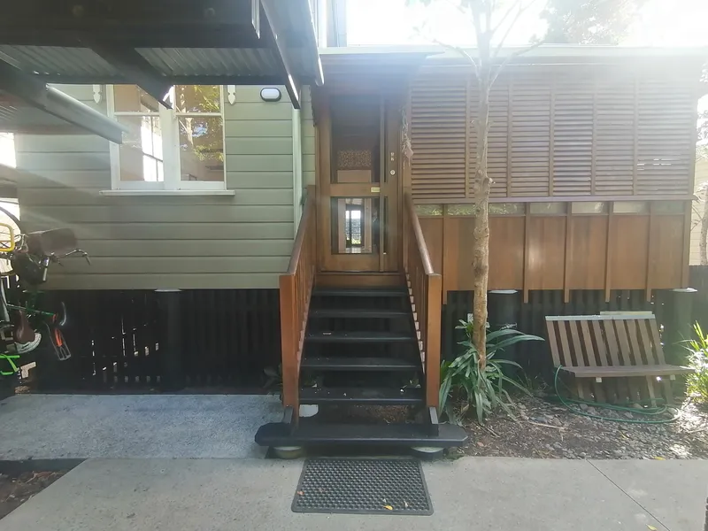 Quiet 3 bedrooms house at the heart of West End (Bills are included)