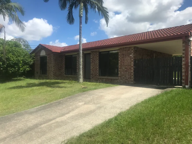 3 BEDROOM HOME IN CREASTMEAD !!!