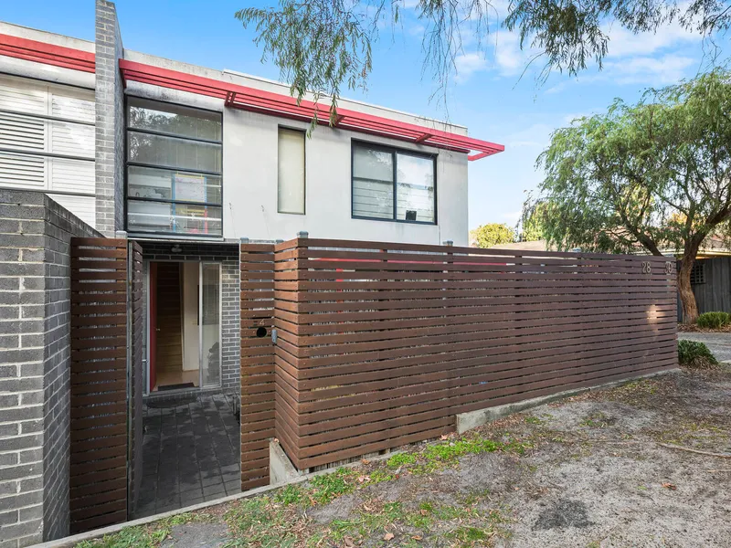 Convenient, Carefree & Central Townhouse