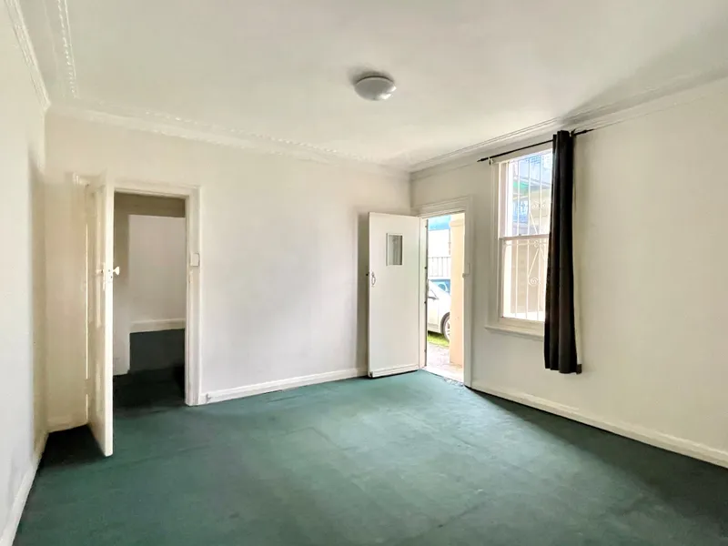 TIDY ONE BEDROOM GARDEN FLAT