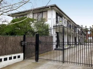 ONE BEDROOM APARTMENT IN QUIET LOCATION, WATER BILLS INCLUDED!